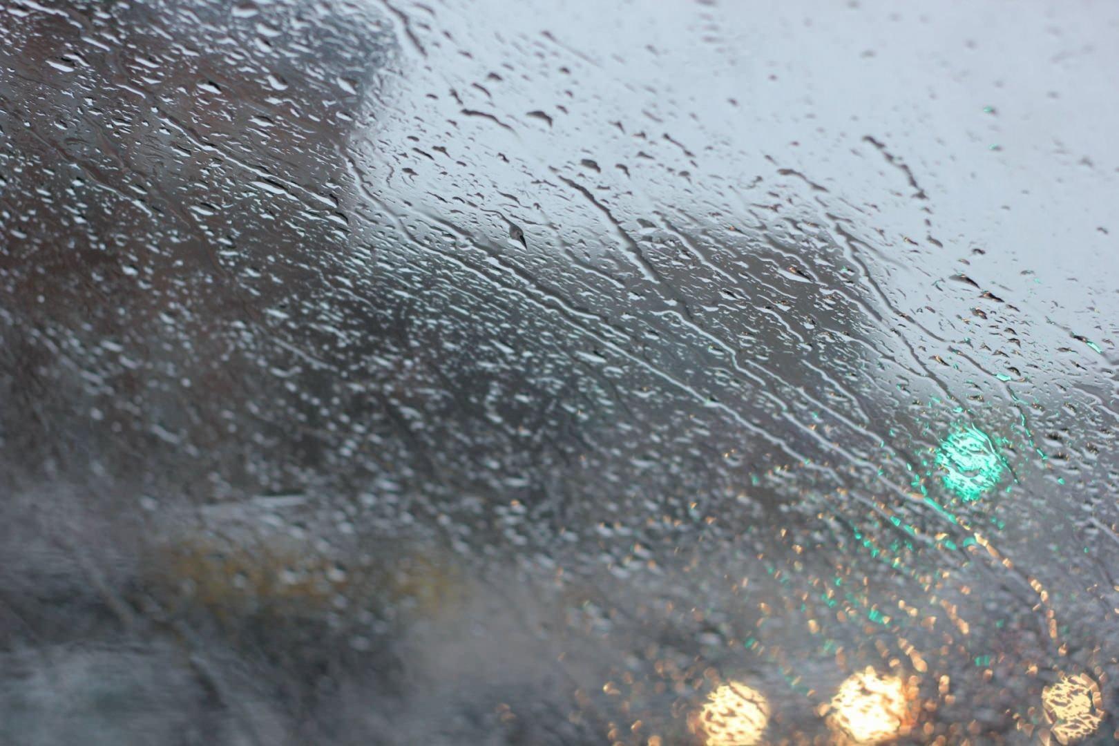 Капли на лобовом стекле. Капли на стекле машины. Дождь за стеклом машины. Дождь на стекле авто.