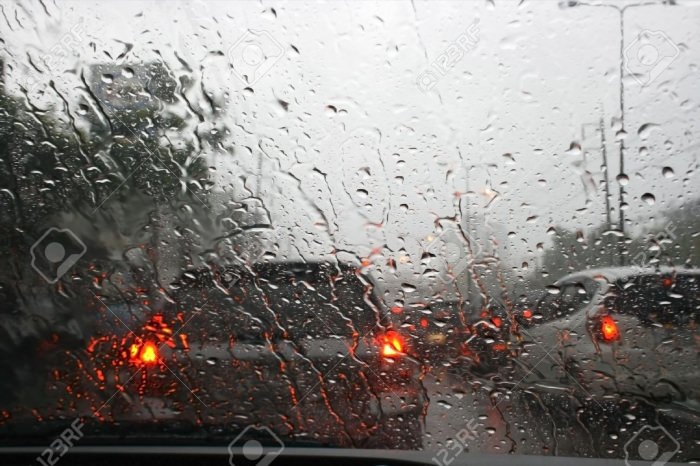 Дождь за стеклом машины