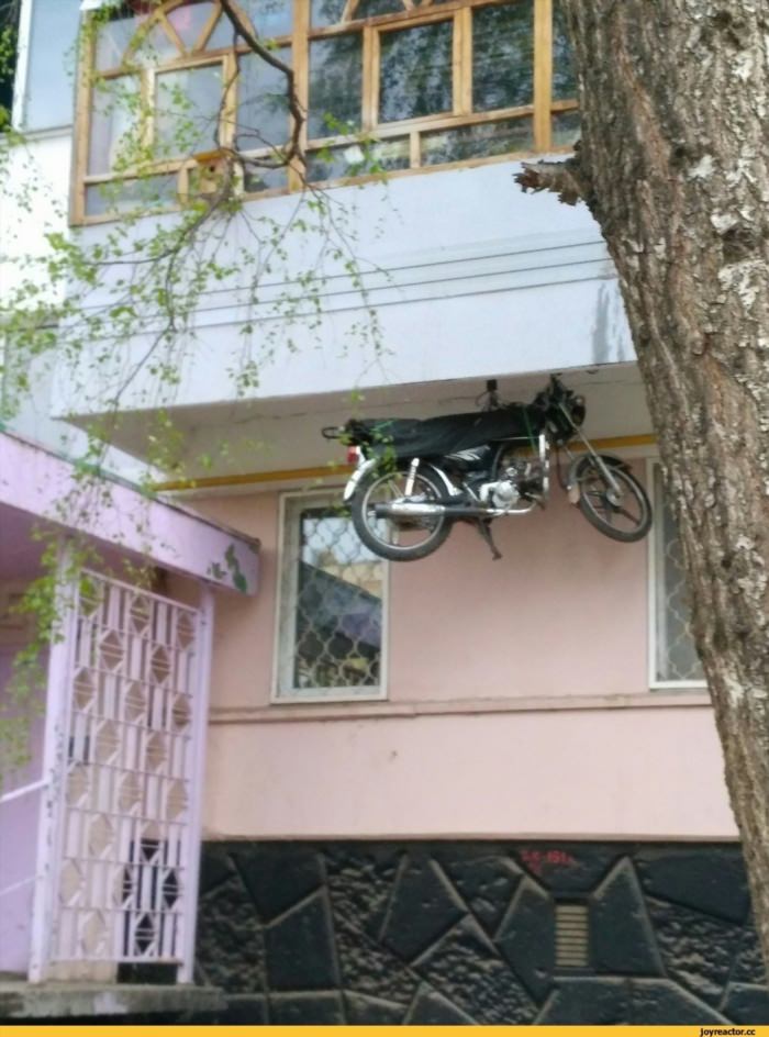 Мотоцикл на балконе