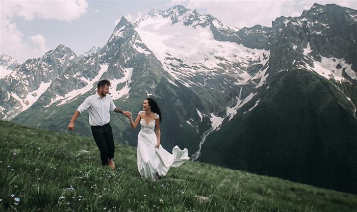 Влюблённая пара в горах