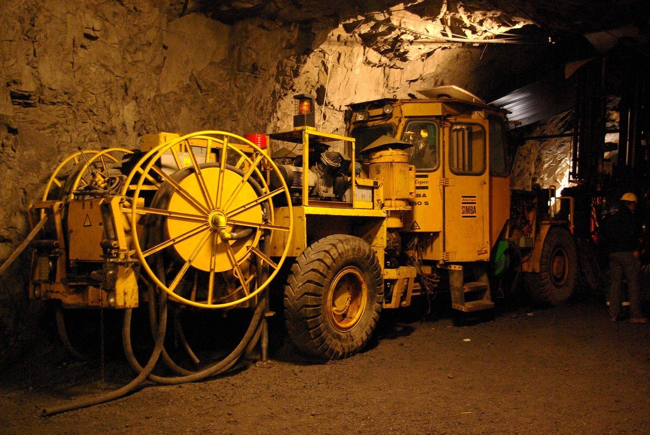 Горно шахтное производство. Буровая машина шахтная DL 421 C. Подземные горные машины l130. ПСМ машина шахтная. ПДМ шахтная.