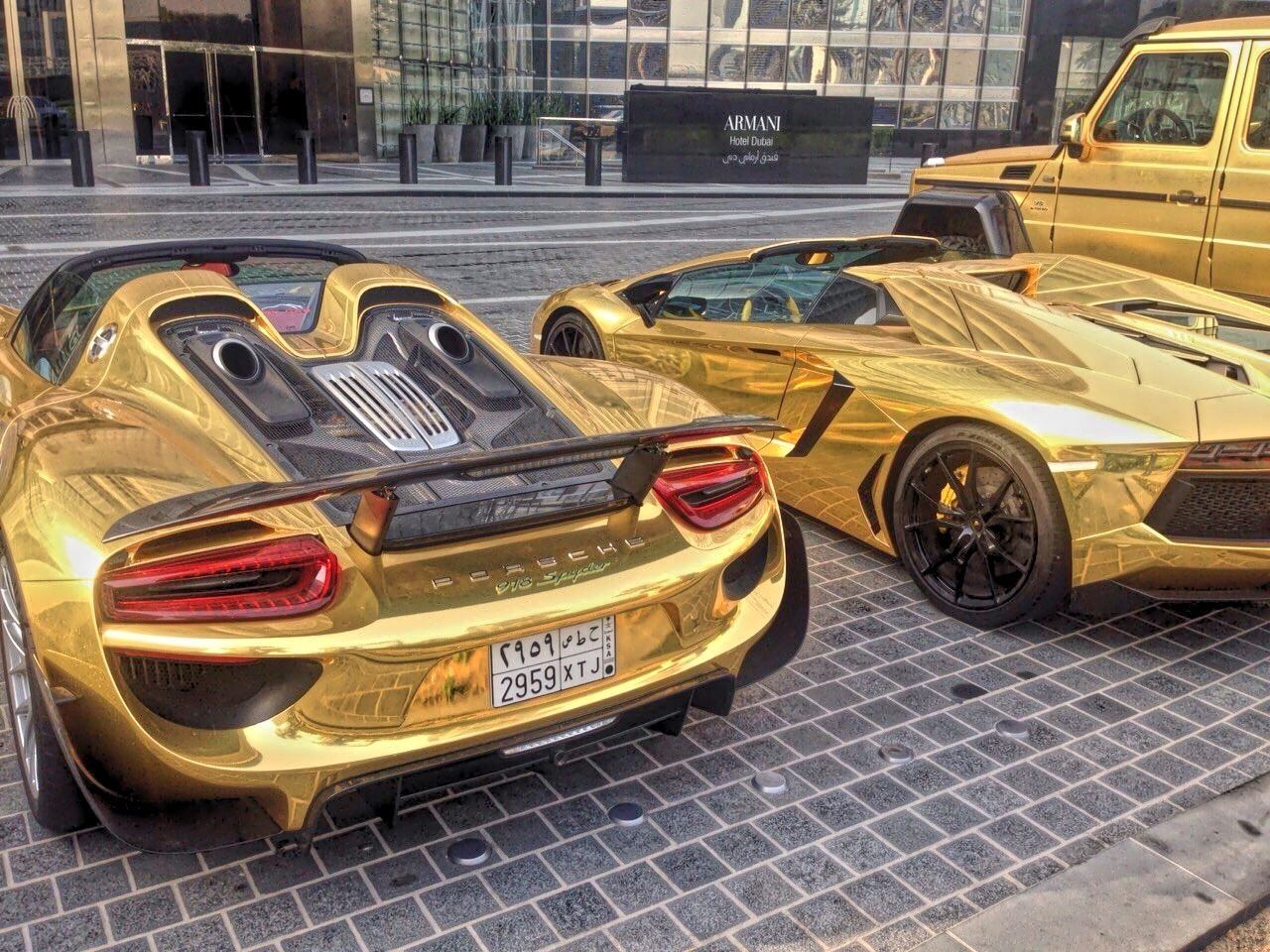 Gold машины. Золотой Mercedes-Benz SLS AMG.. Золотой Мерседес арабского шейха. Дубай машины. Золотые машины арабских шейхов.
