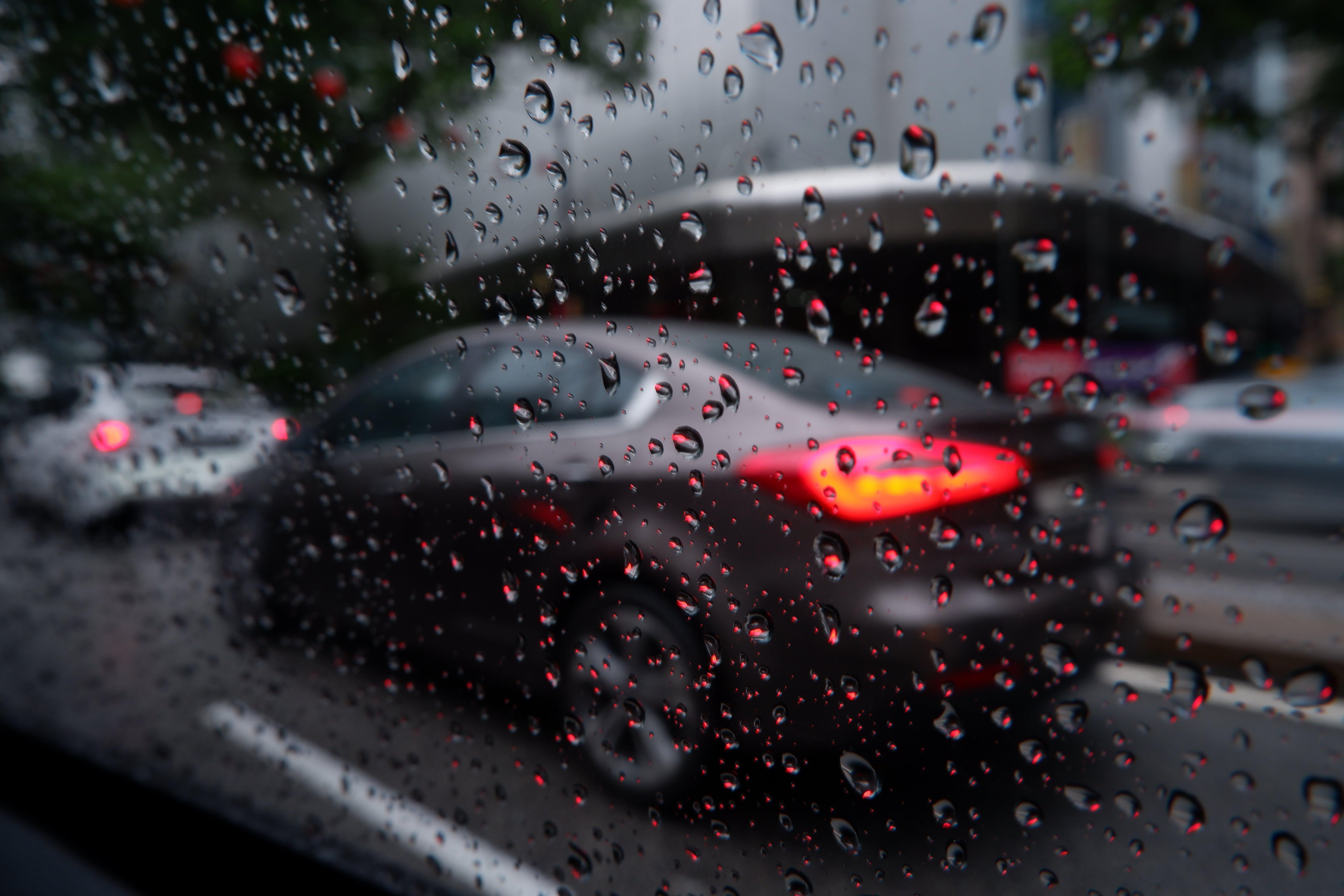 Защита автомобиля от дождя. Машина дождь. Машина под дождем. Дождь из машины. Дождь на машине на море.