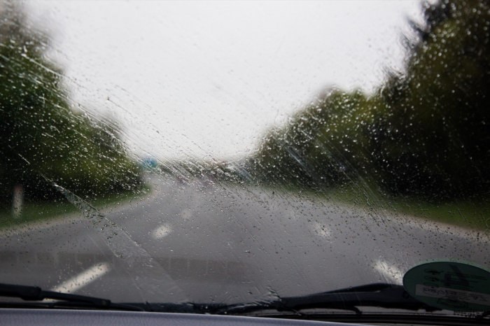 Дождь из окна авто