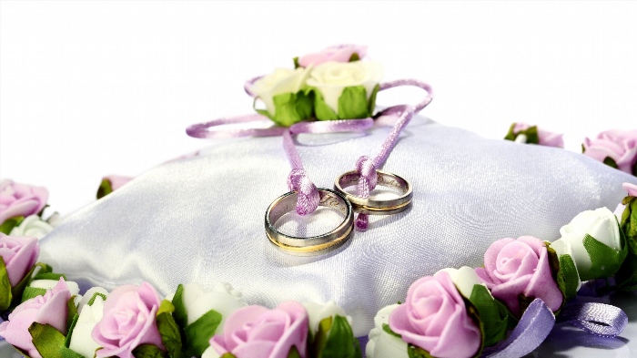 Свадебные кольца с цветами