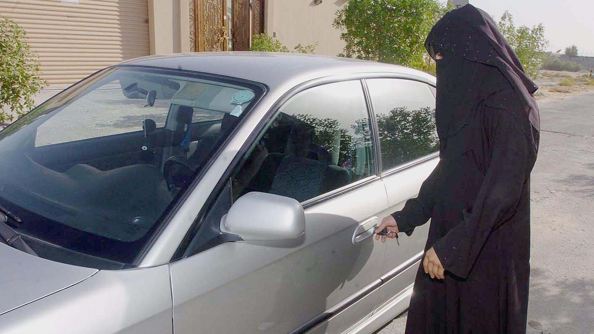 Машина мусульманина. Мусульманка в машине. Хиджаб машина. Мусульманка за рулем. Саудовская Аравия женщины.