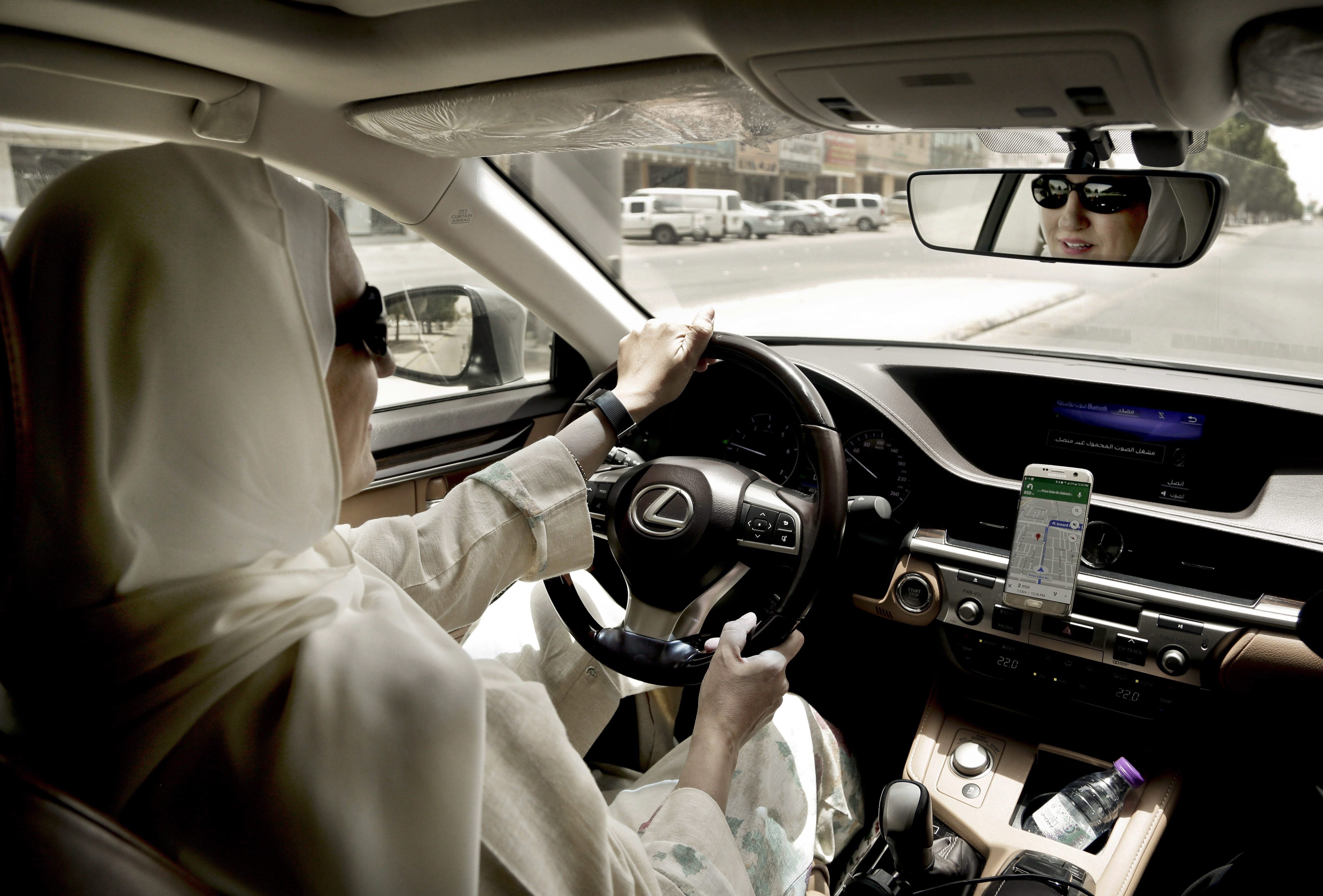 Машина мусульманина. Мусульманка за рулем. Мусульманка в машине. Женщины мусульманки за рулем. Мусульманка за рулем со спины.