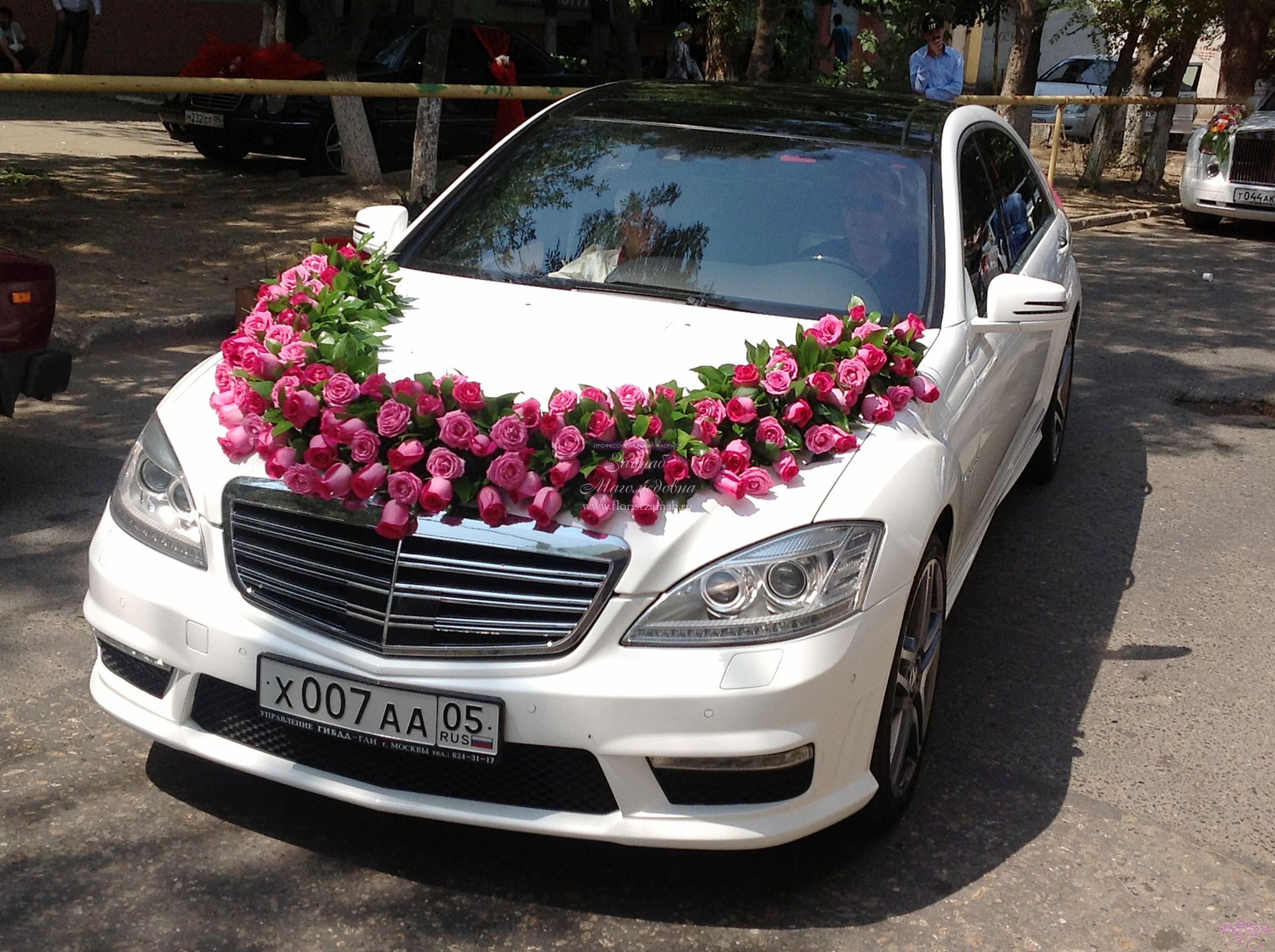 Таджик привез две машины цветов. Свадебный Крайслер 300с. Машина с цветами. Свадебная машина. Свадебные украшения на машину.