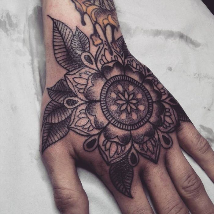 Татуировка мандала на руке