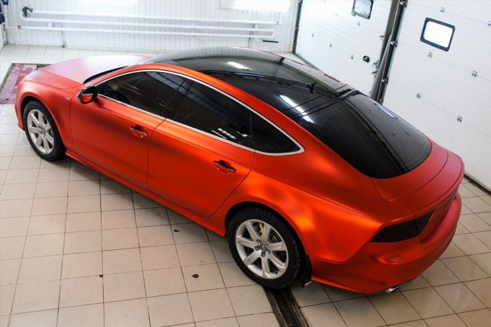 Оранжевая машина с черной крышей