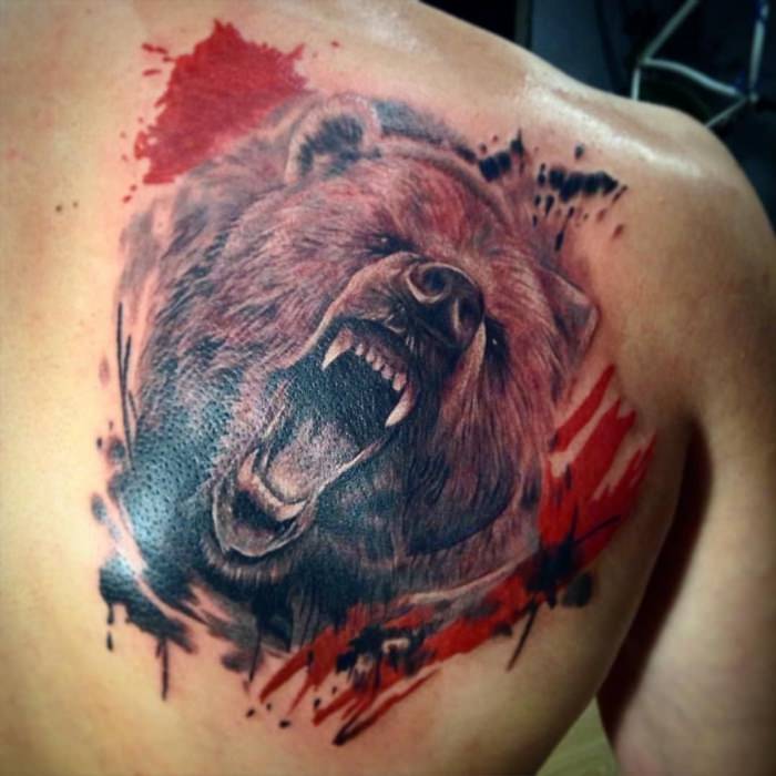 Татуировка медведь на спине