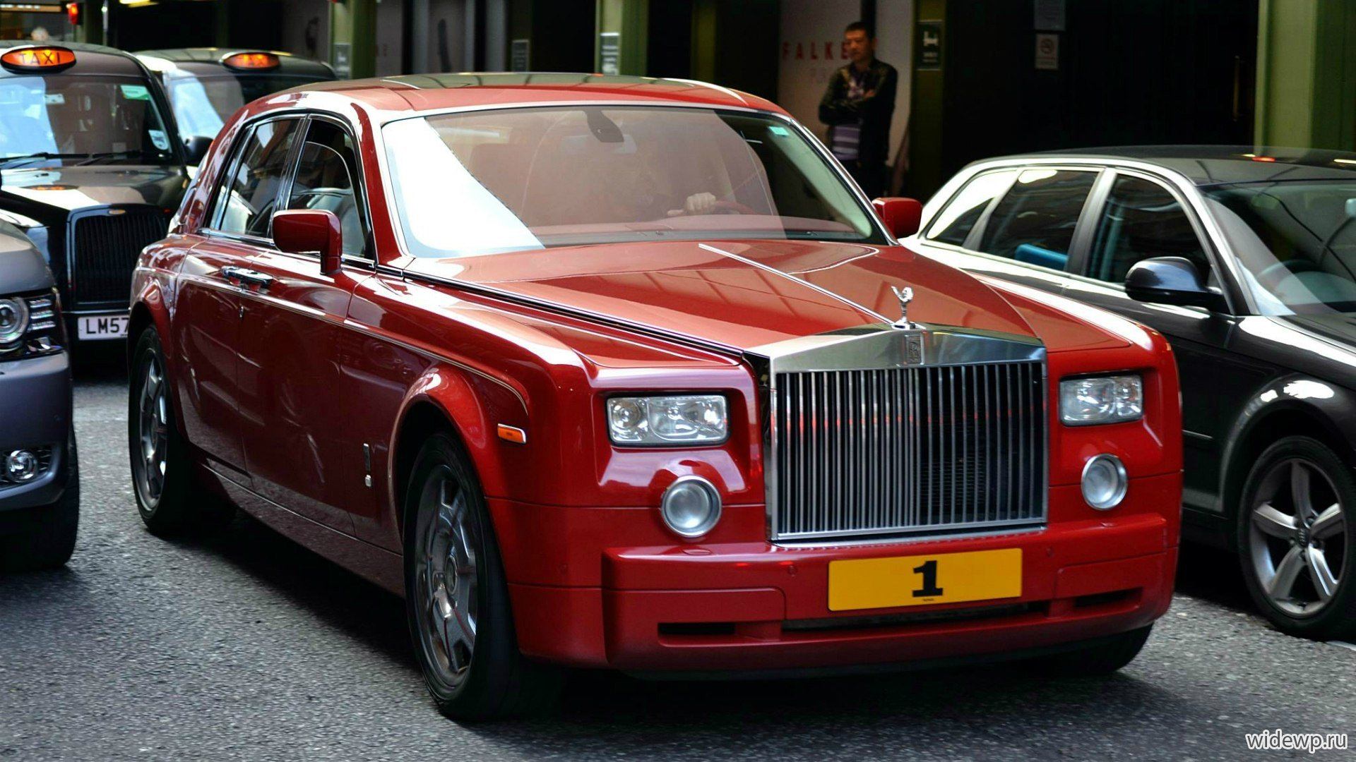 Машина похожая на ройс ройс. Красный Роллс Ройс. Роллс Ройс Фантом красный. Rolls Royce Phantom красно чёрный. Роллс Ройс 1986 красный.