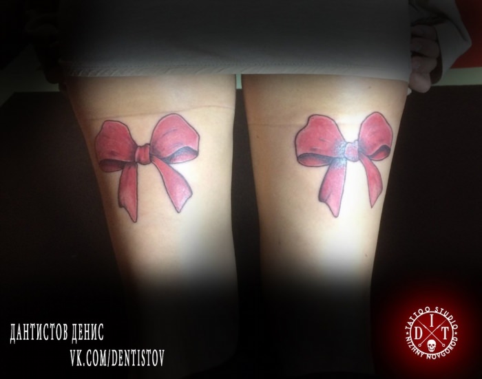 Татуировки у девушек бантики на ногах