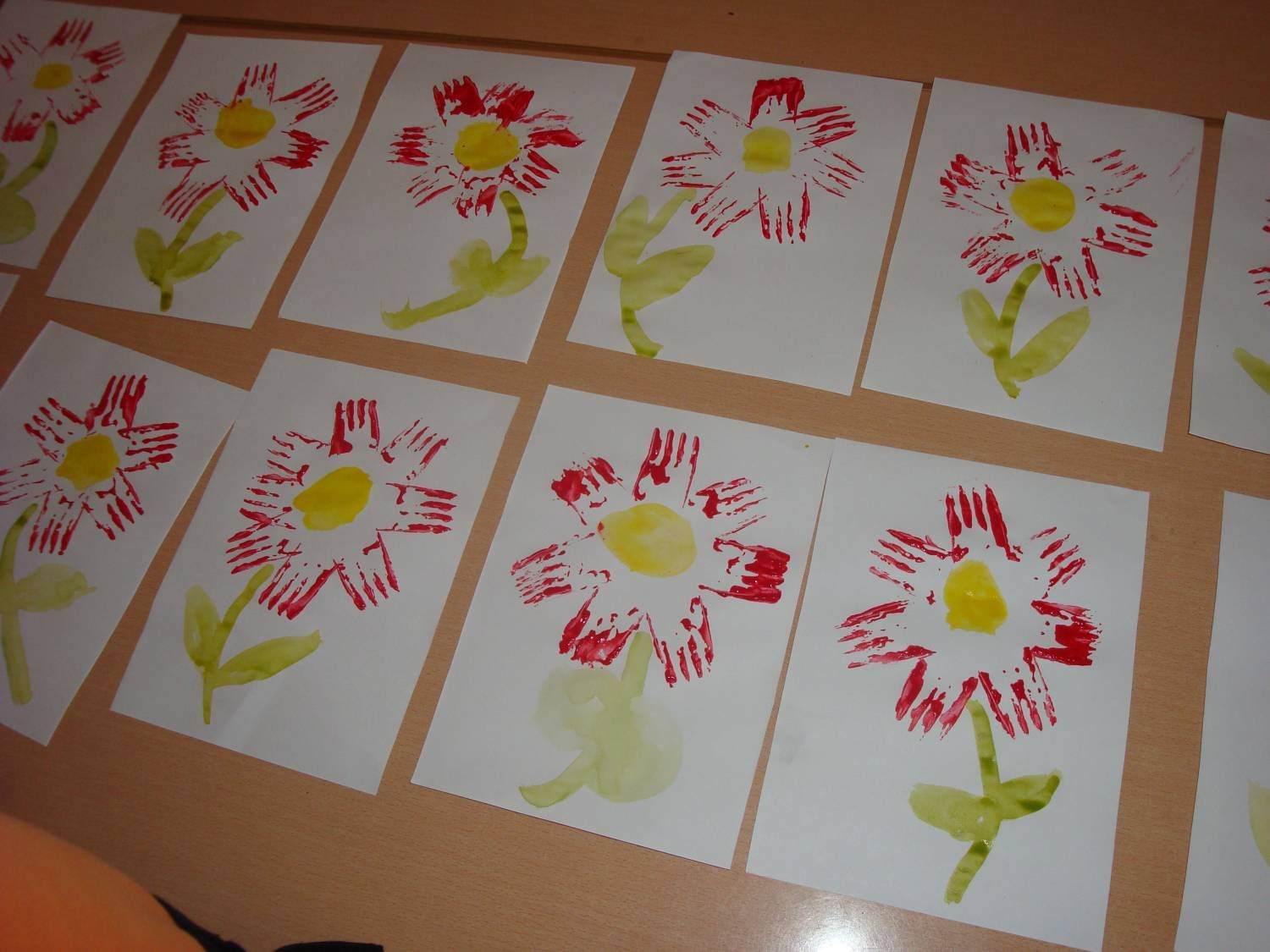 Рисование цветы во второй младшей группе. Рисование цветы для мамочки 2 младшая группа Лыкова. РИСОВАНИЕВ срашрей группе. Рисование вмлпдшей группе. Рисование в стиаршей гр.