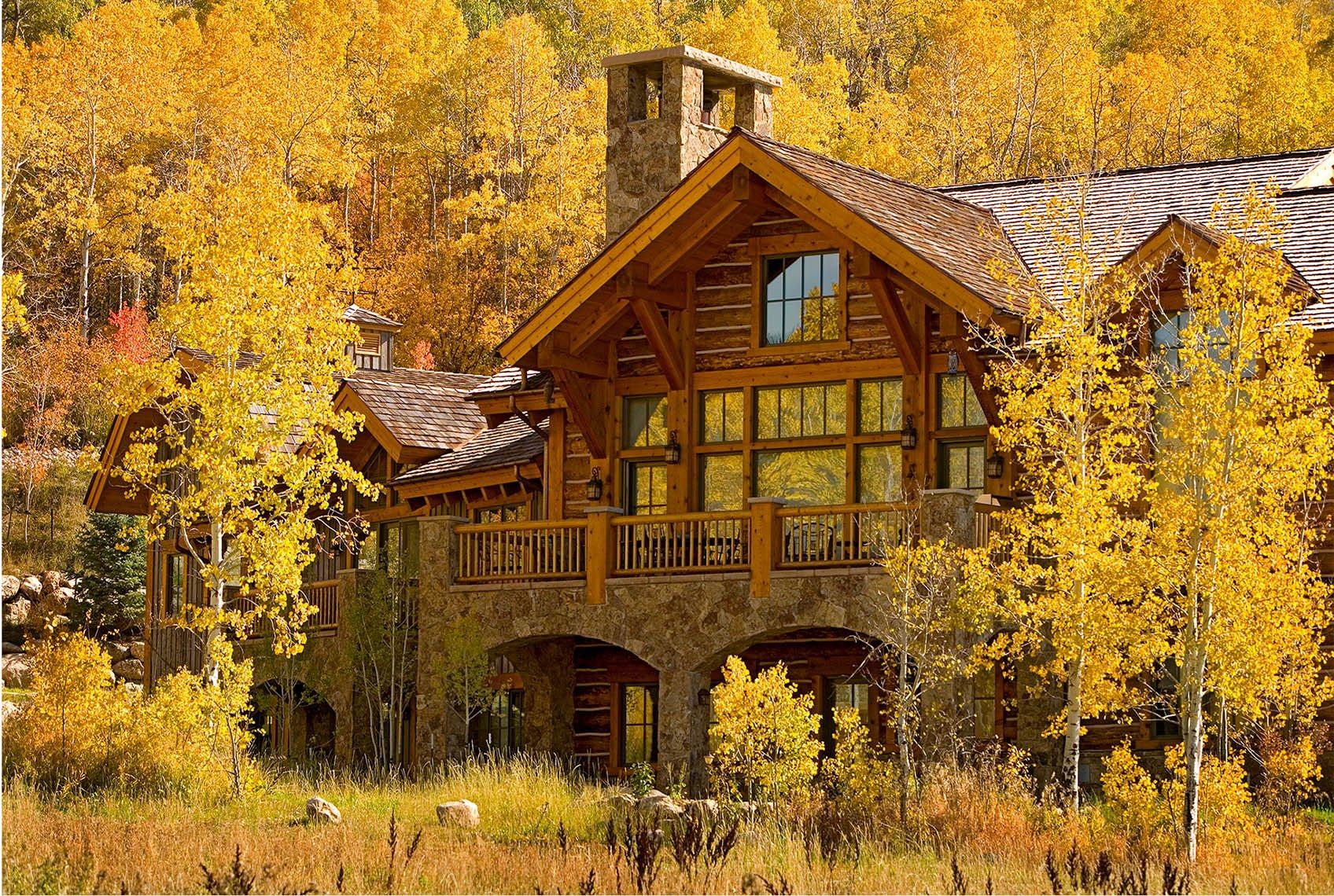 Деревянный дом пейзаж. Дом в лесу. Деревянный дом. Деревянный домик в лесу. Красивый дом в лесу.