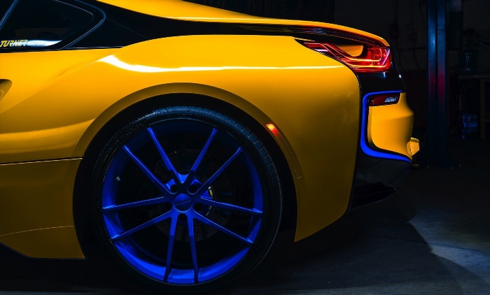 Синяя машина с желтыми дисками
