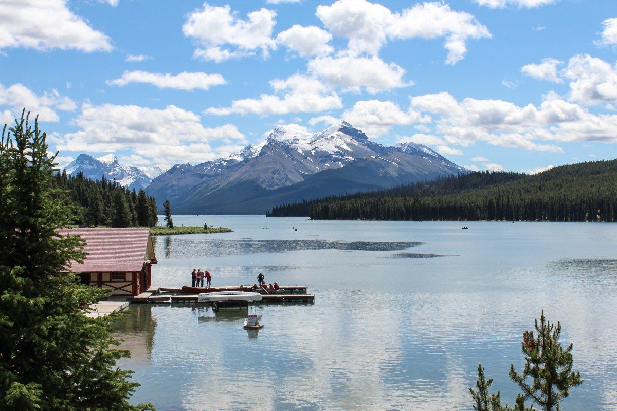 Канада остров на озере. Национальный канадский парк Jasper. Озеро Джаспер. Малайн (озеро).