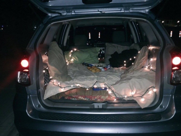 Романтик в багажнике машины