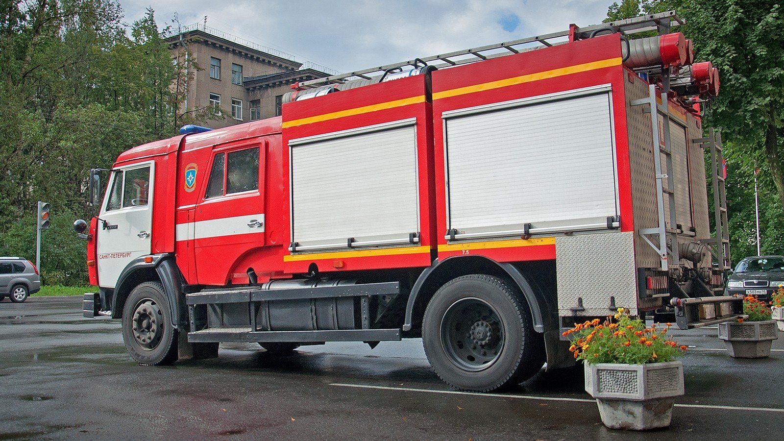 Средние пожарные автомобили. АЦ 3.5-40 КАМАЗ. Пожарный КАМАЗ 43253. Пожарная машина КАМАЗ 43253. КАМАЗ 43253 Розенбауэр.