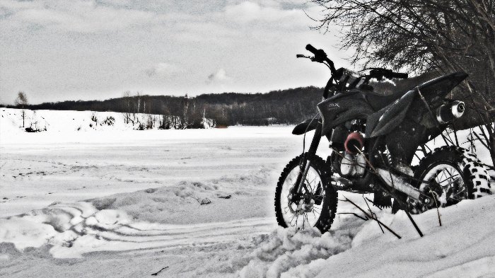 Кроссовый мотоцикл зимой