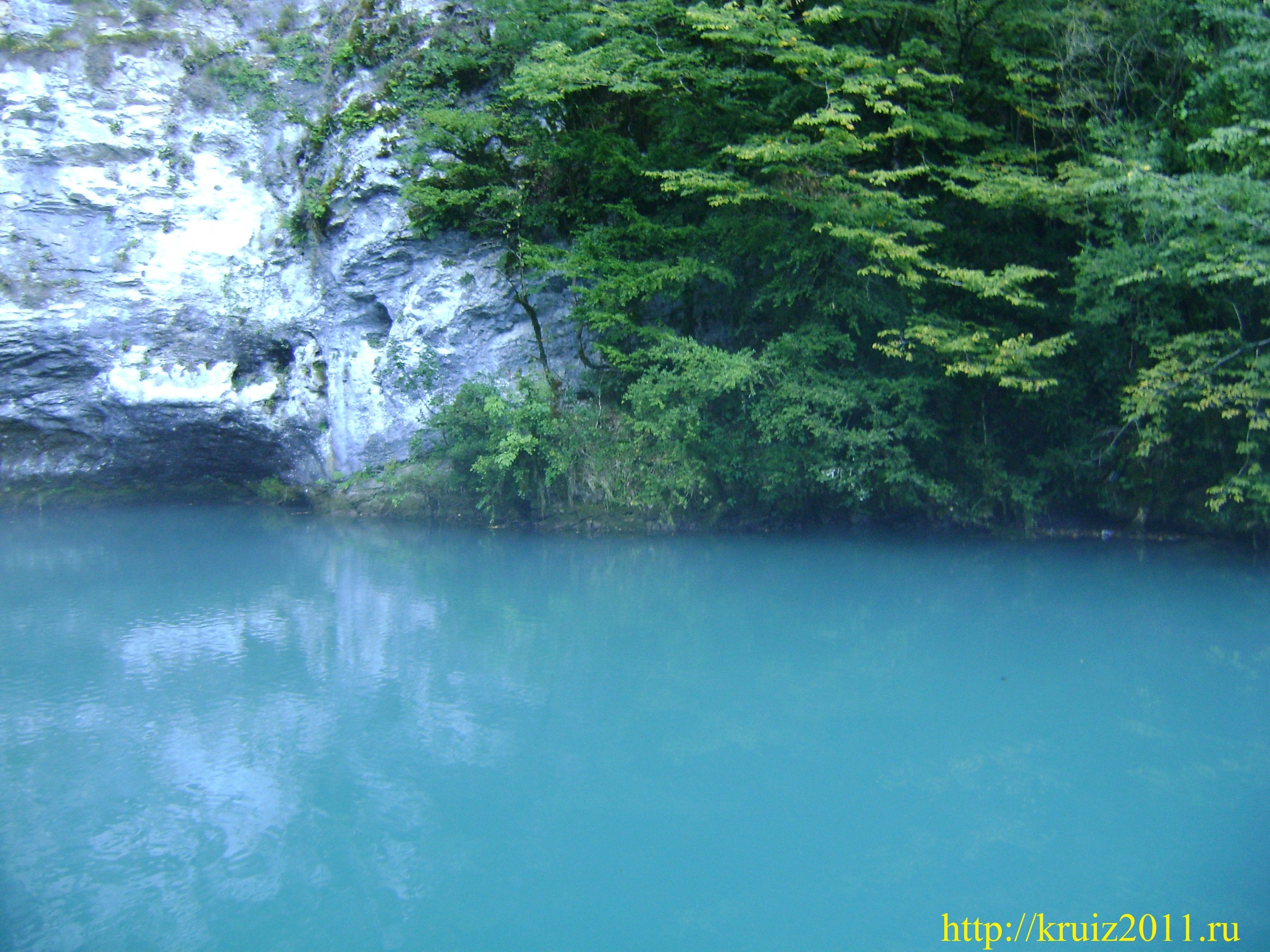 Голубые абхазии. Озеро Рица Абхазия голубое озеро. Гагры Абхазия голубое озеро. Голубое Рица Абхазия. Озеро Рица голубое озеро глубина.