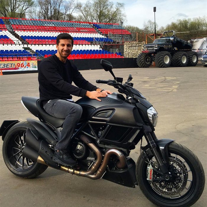 Амиран Сардаров мотоцикл