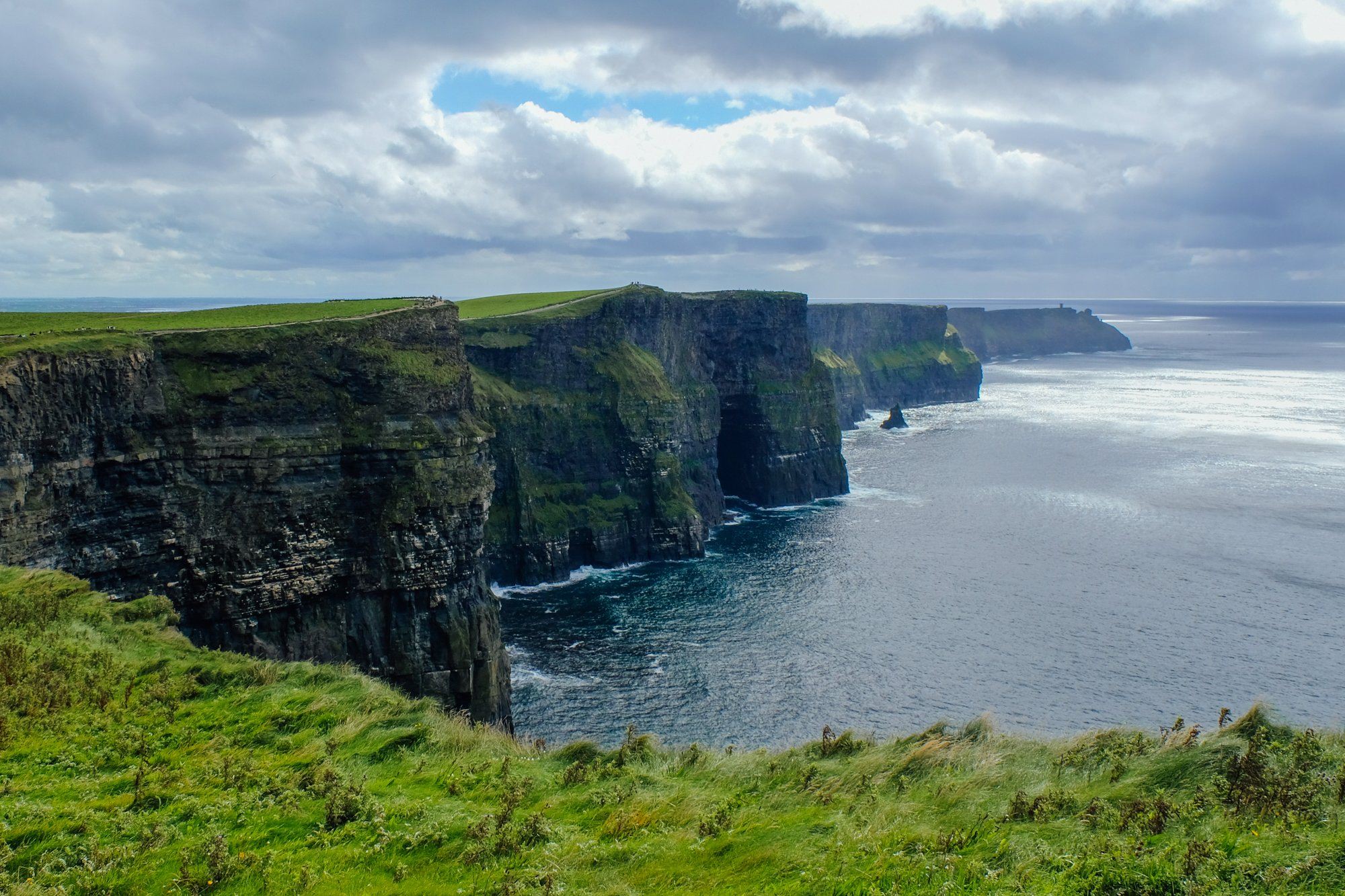 Клиф какого. Скалы мохер, графство Клэр, Ирландия. Утёсы мохер Ирландия. Cliffs of Moher Ирландия. Скалы мохер Ирландия.