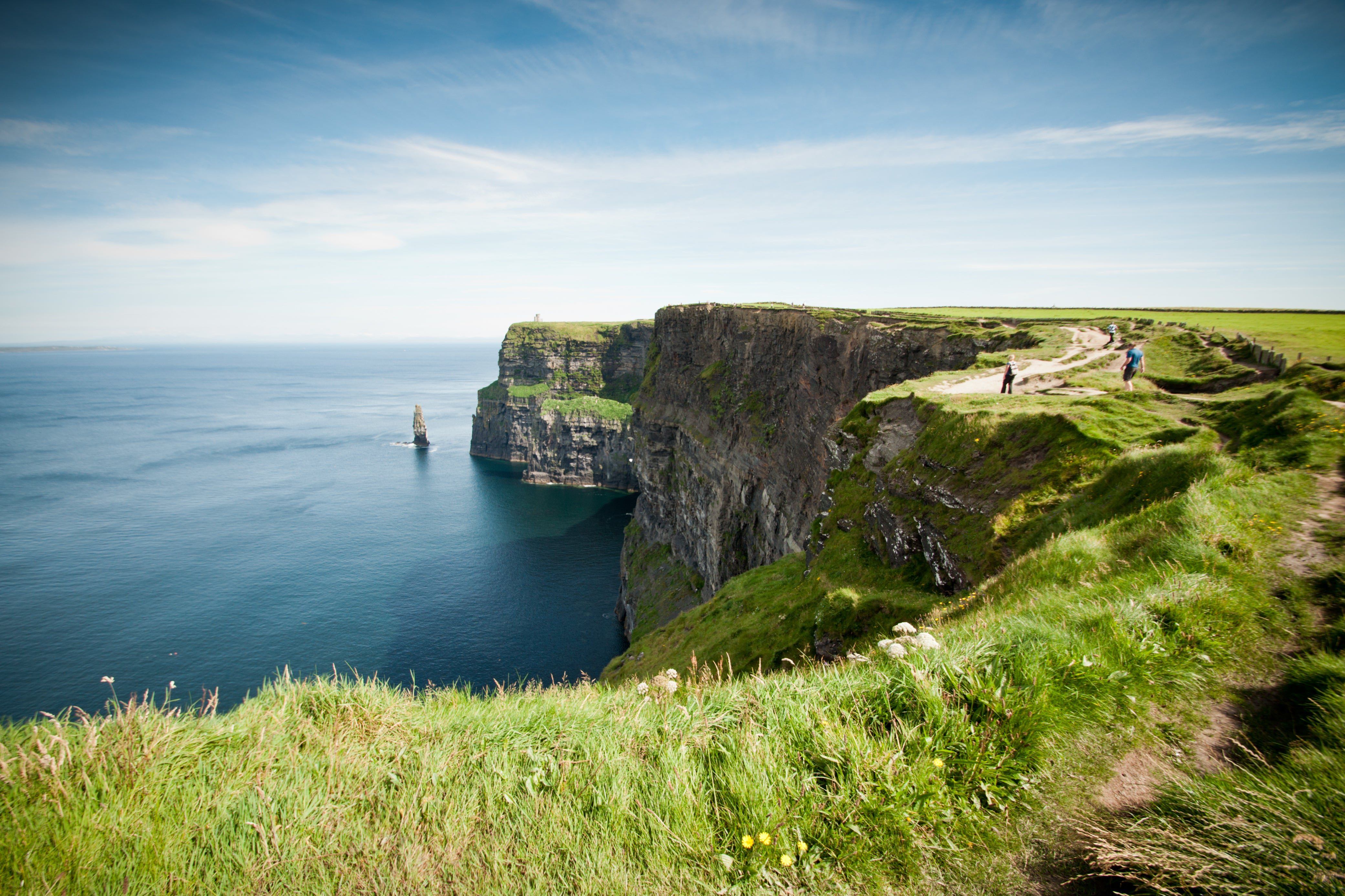 Клиф какого. Скалы мохер Ирландия. Скалы мохер, графство Клэр, Ирландия. Cliffs of Moher Ирландия картина. Ирландия остров Уайт.