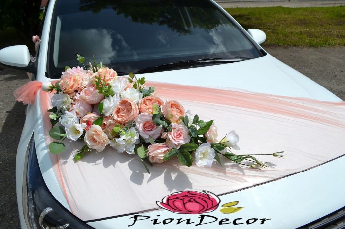 Украшение свадебной машины в персиковом цвете
