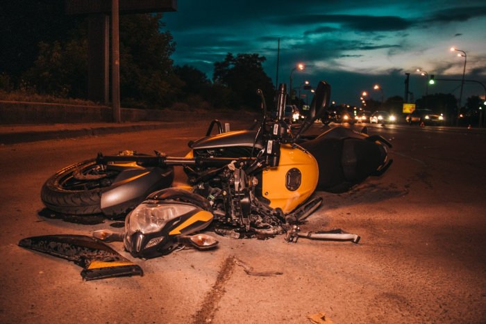 Разбитый мотоцикл ночью