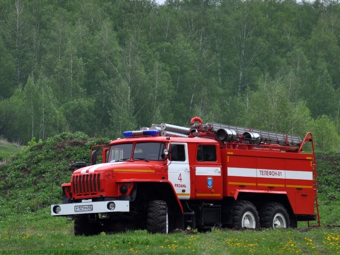 Пожарная машина в болоте