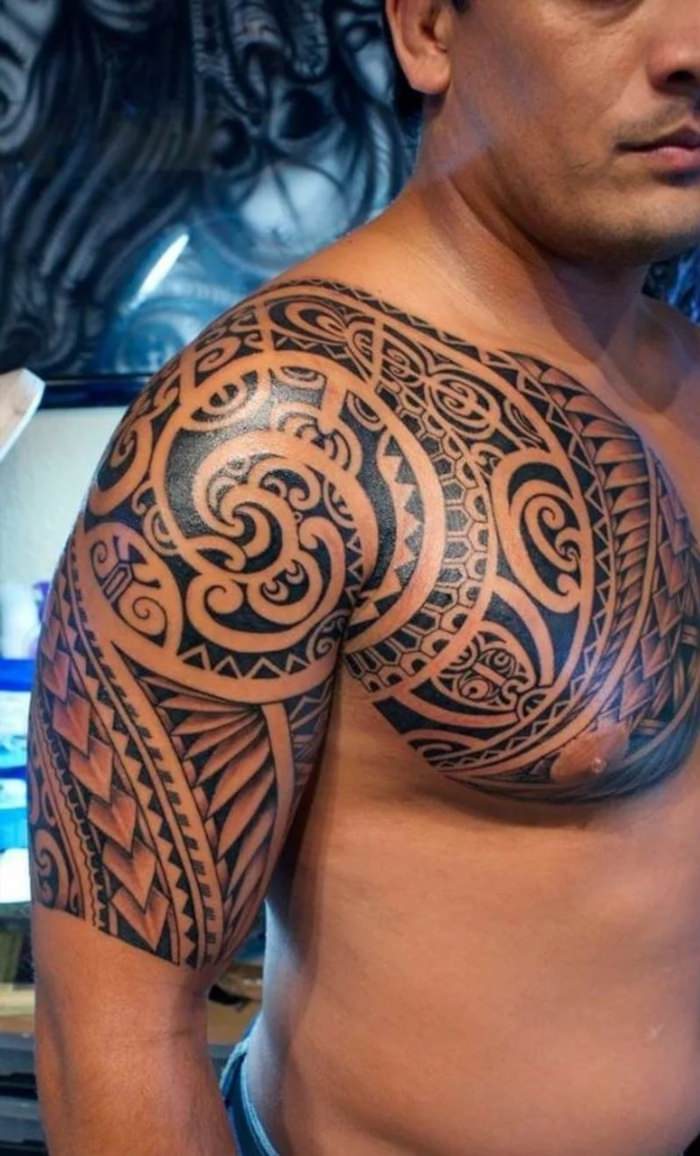 Мужские тату на плече в стиле полинезия