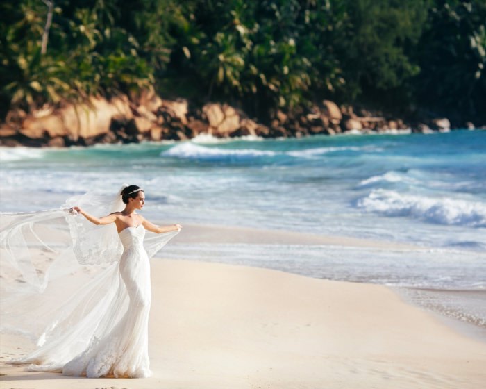 Невеста на берегу океана