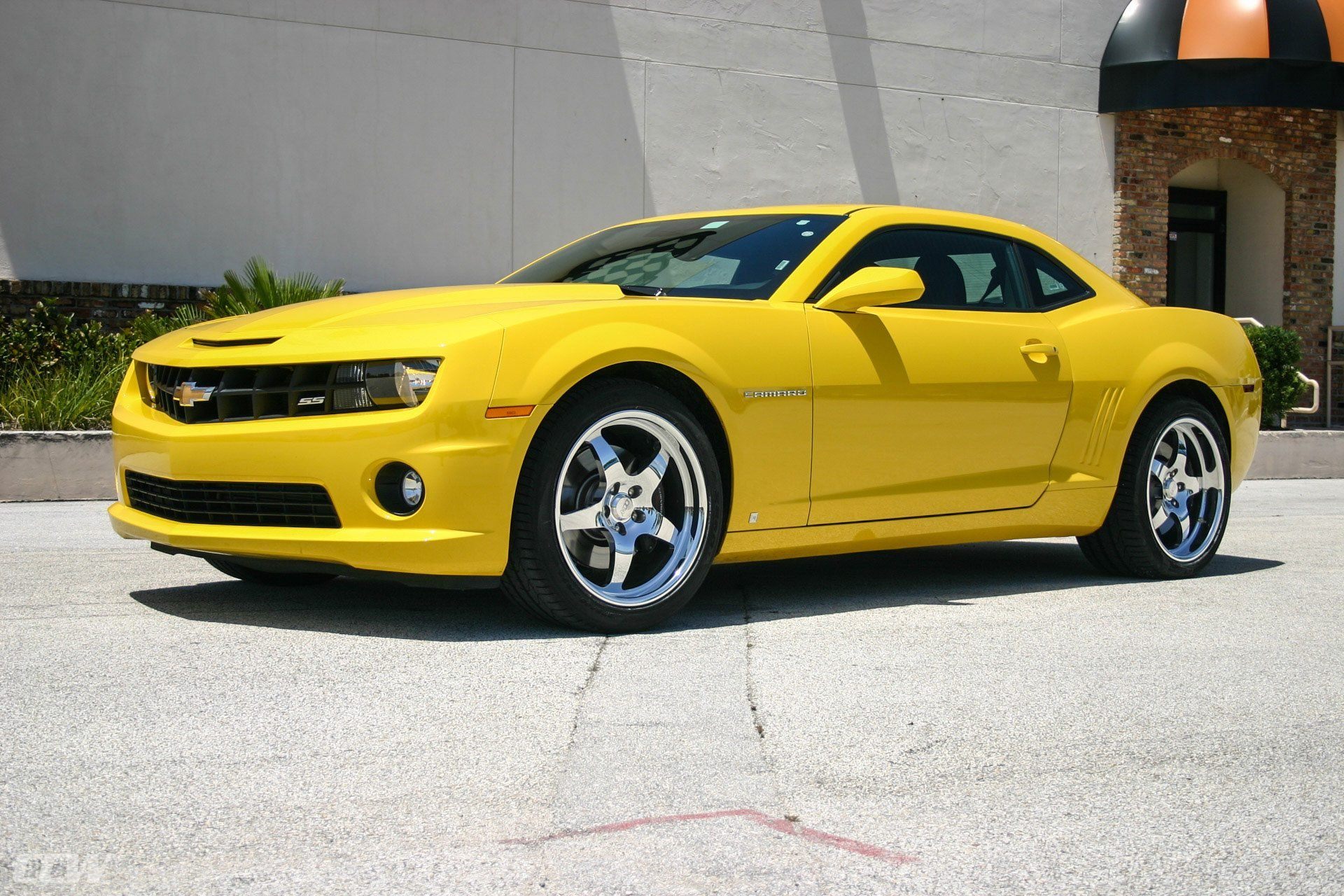 Шевроле камаро москва. Chevrolet Camaro желтый. Шевроле Камаро желтая. Chevrolet Camaro SS 2005. Chevrolet Camaro SS 2022.