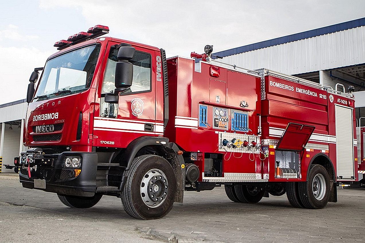 Автомобиль пожарный тема. Пожарная машина Ивеко. Ман TGM пожарный грузовик. Пожарная машина Ивеко с двумя кабинами. Пожарный автомобиль.