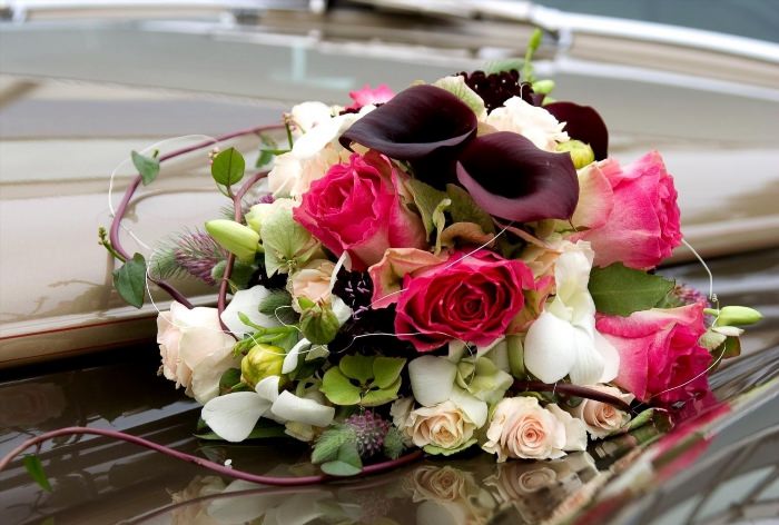 Красивый букет цветов на столе