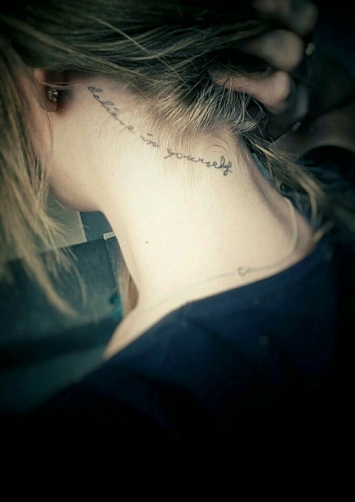 Татуировка на шее сбоку для девушек