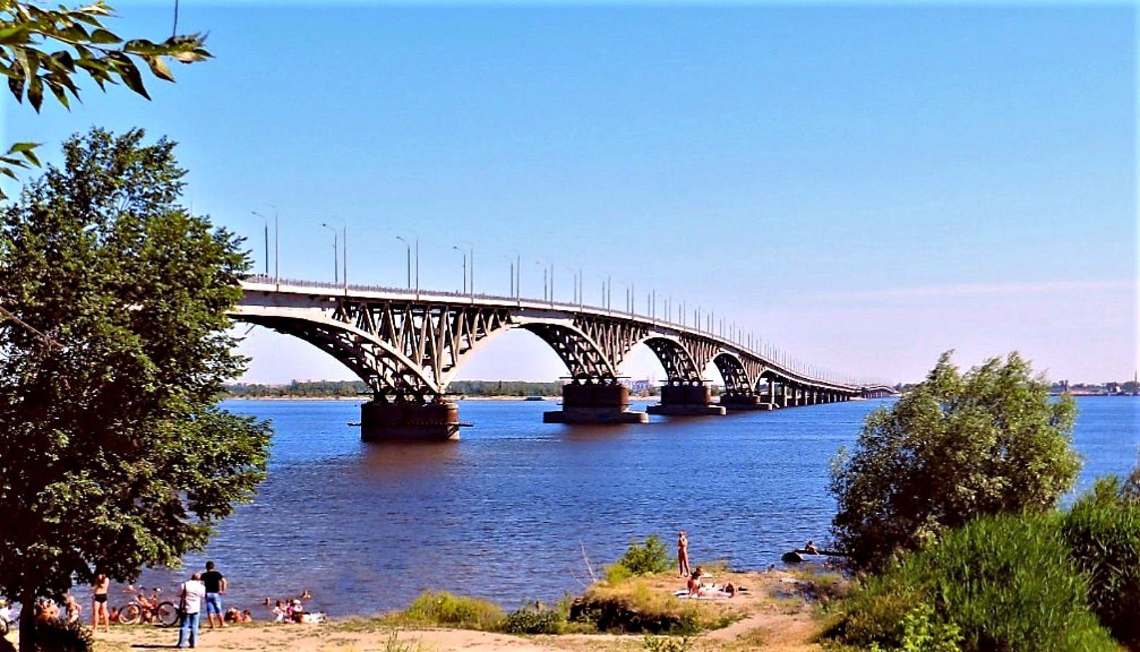 Летом были в саратове. Река Волга Саратов. Река Волга Саратов Энгельс. Волга мост Саратов. Река Волга Саратовский мост.
