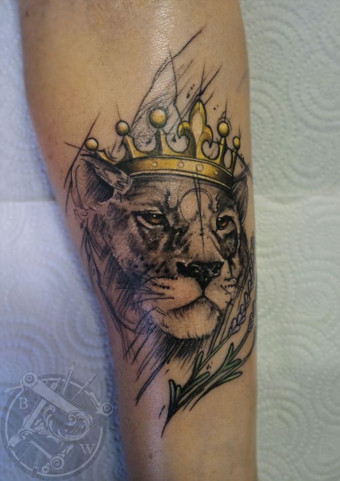 Тату лев с короной для девушек