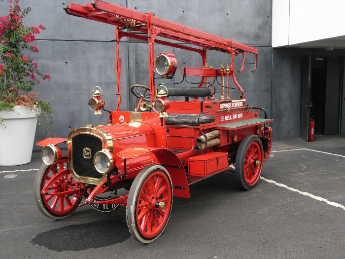 Старинная пожарная машина