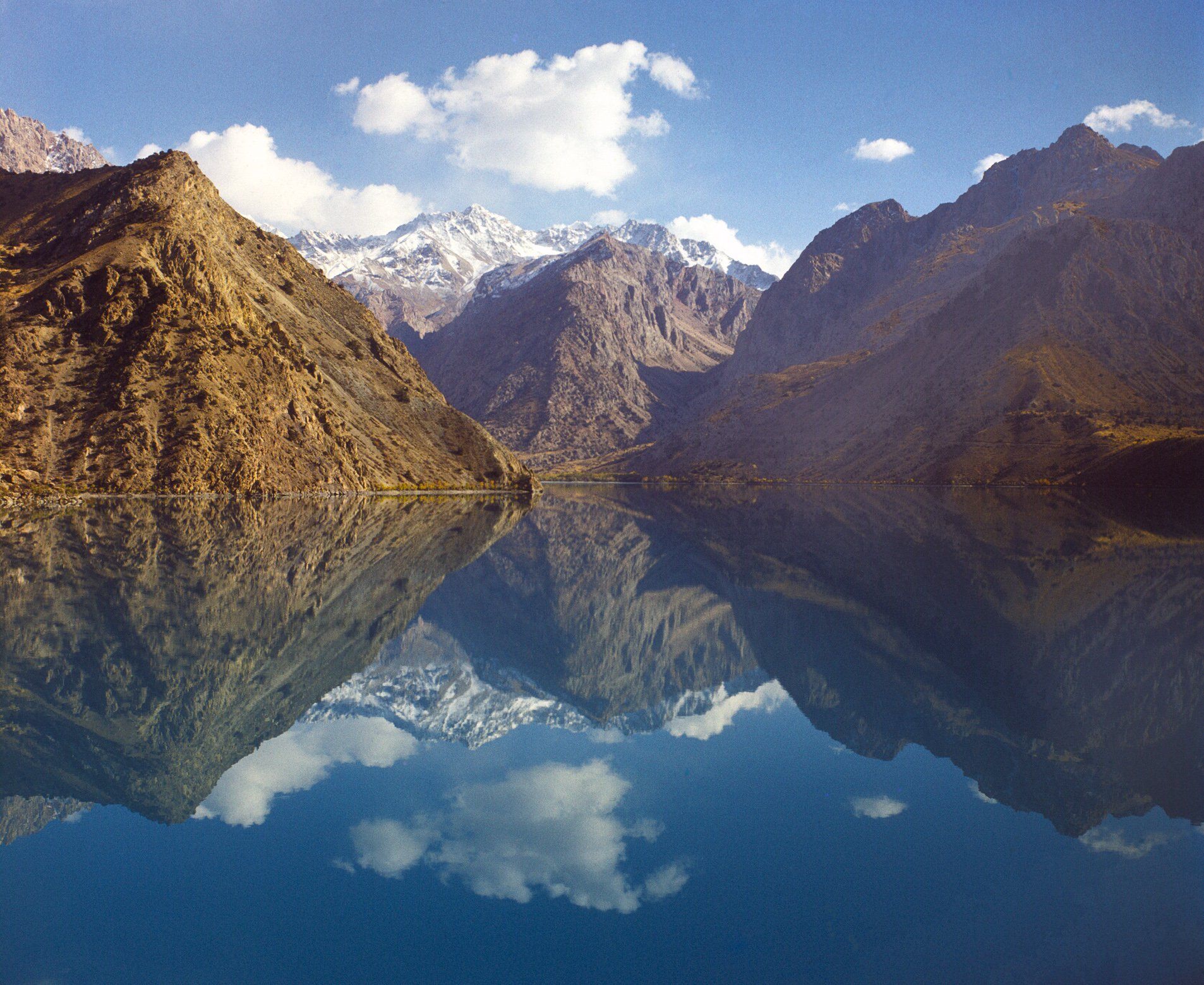 Памирские горе. Фанские горы озеро Искандеркуль. Фанские горы Памир. Озеро Искандеркуль Памир. Горы Памира в Таджикистане.