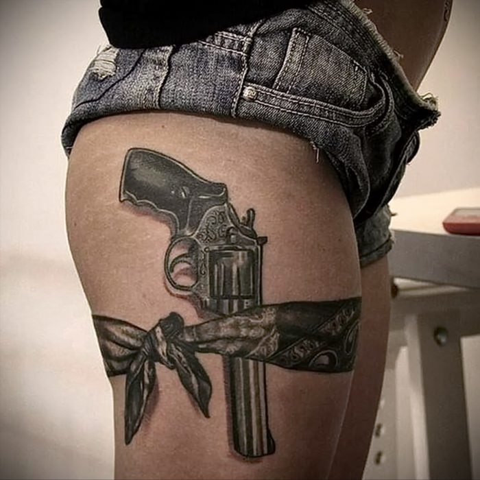 Татуировка пистолет на ноге