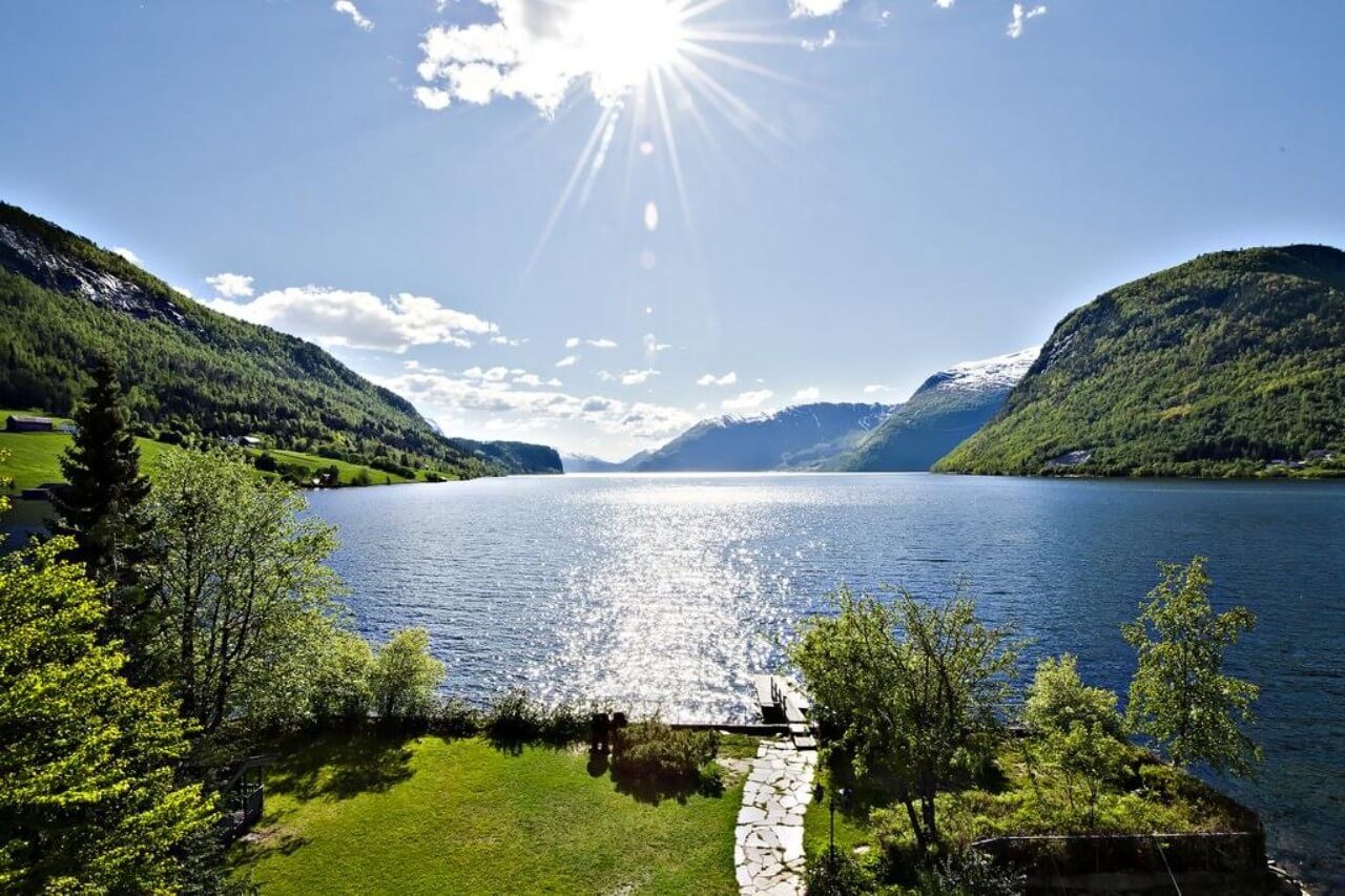 Какое самое глубокое озеро европы. Норвегия озеро Хорниндальсватнет. Норвегия озеро МЬЕСА. Самое глубокое озеро в Норвегии Хорниндальсватнет. Озеро Фемунн в Норвегии.