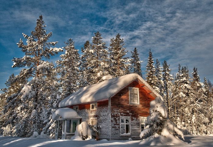 Дом в лесу зима