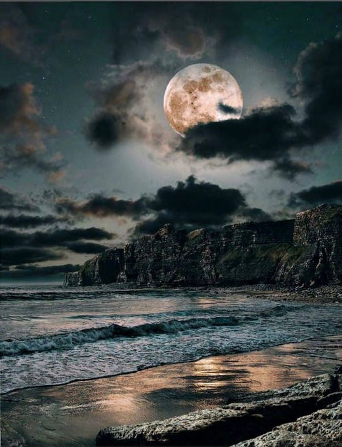 Красивый лунный пейзаж