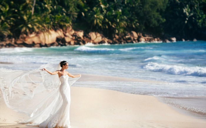 Красивая свадьба на берегу океана