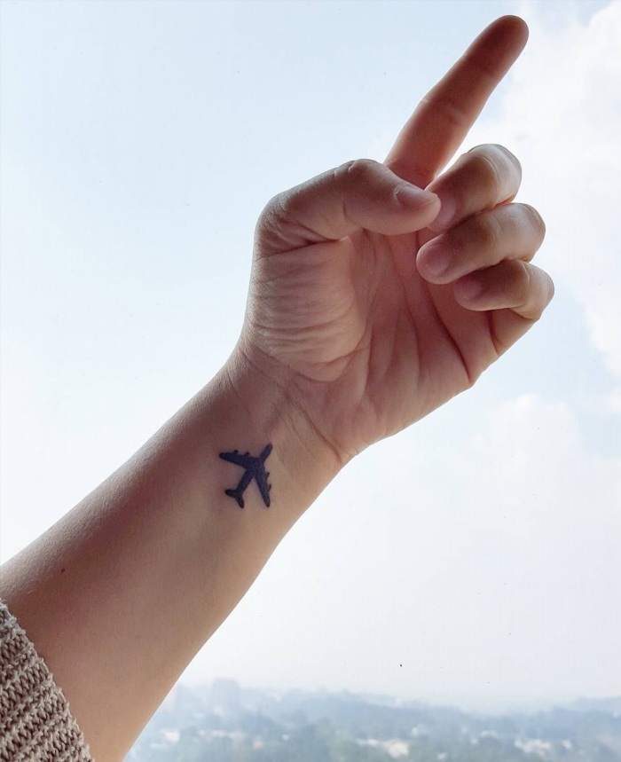 Татуировка самолетик на запястье