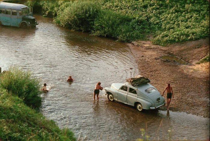Мойка машин на берегу реки