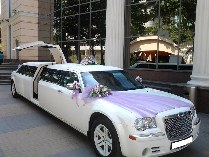 Белый свадебный лимузин