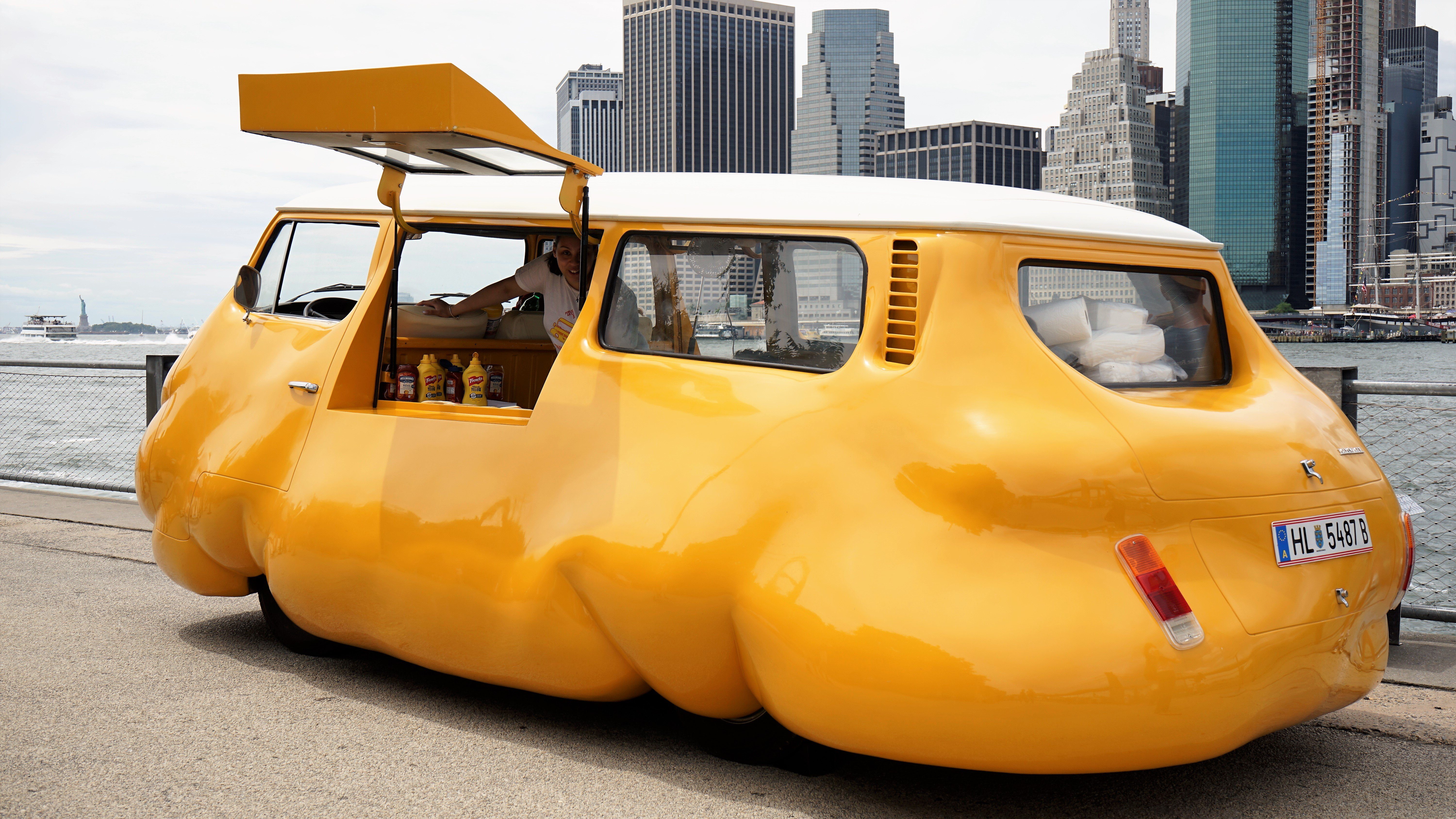 Толстуха в машине. Эрвин Вурм толстая машина. Желтая машина необычная. Раздутая машина. Надутые машины.
